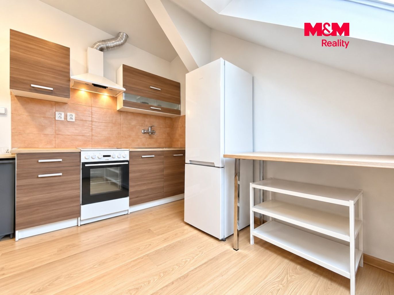 Moderní podkrovní kuchyně se světlíkem (1).jpg