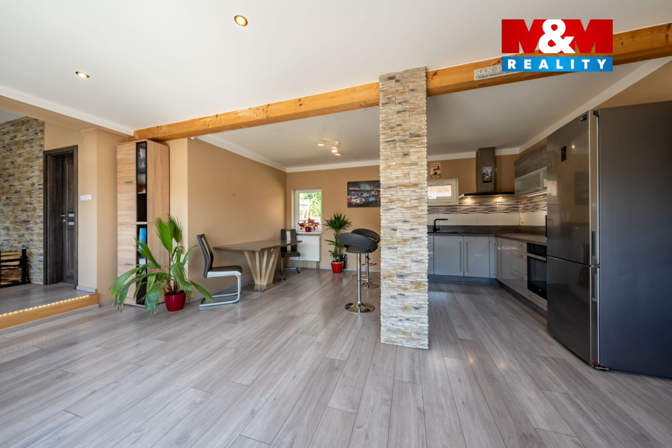 Obývací pokoj s kuchyňským koutem bytu 2+kk 108 m² 