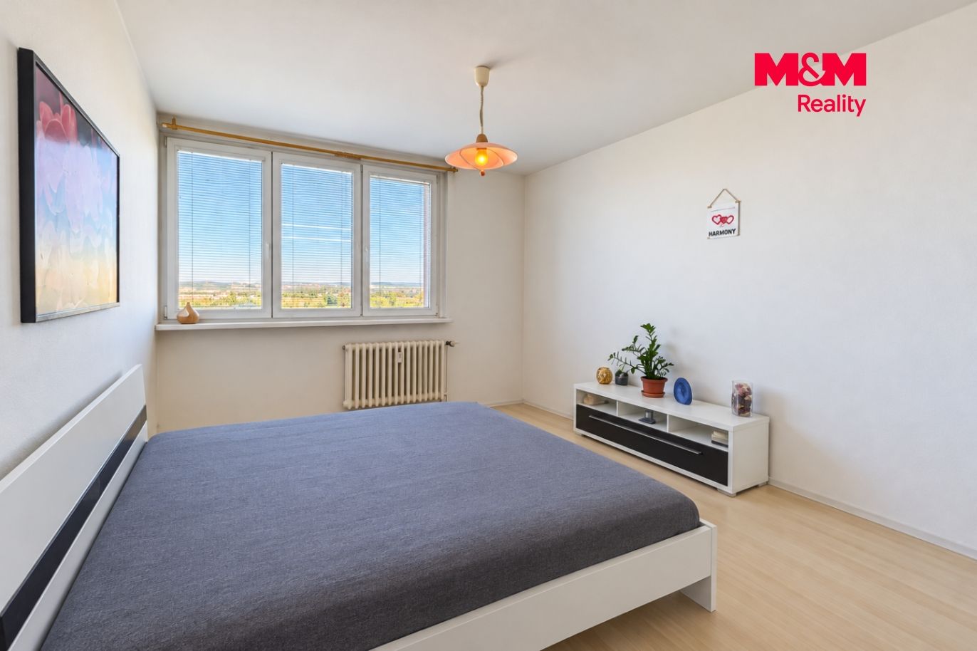 Minimalist ložnice s výhledem na město.png