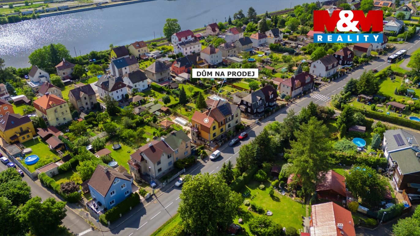 Pohled na dům a okolí
