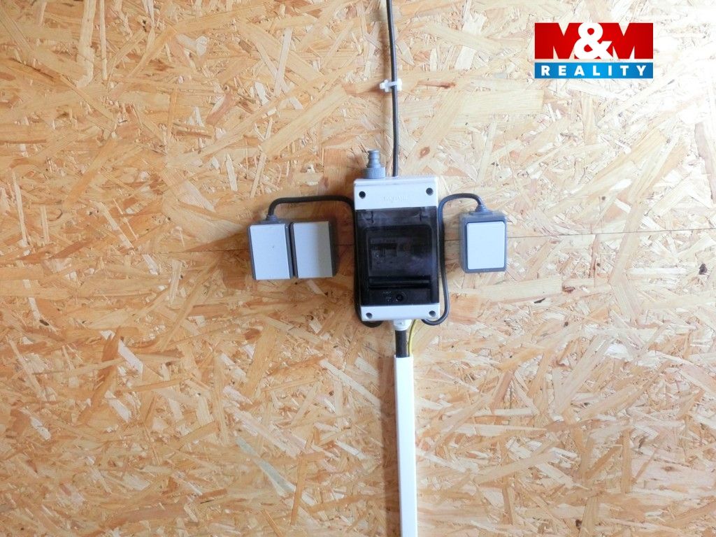 přípojka elektro uvnitř chatky