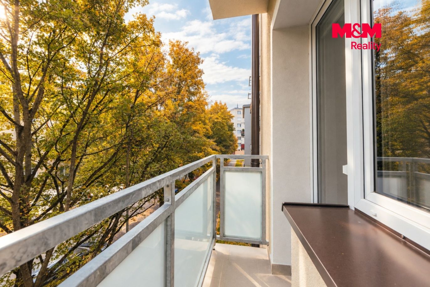 Podzimní balkon s výhledem na stromy (1).jpg