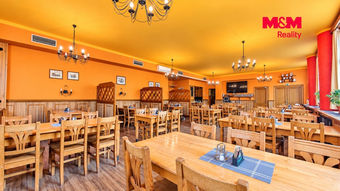 Útulná restaurace v teplých tónech.png