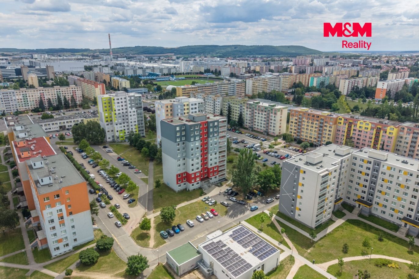 pohled na dům a okolí