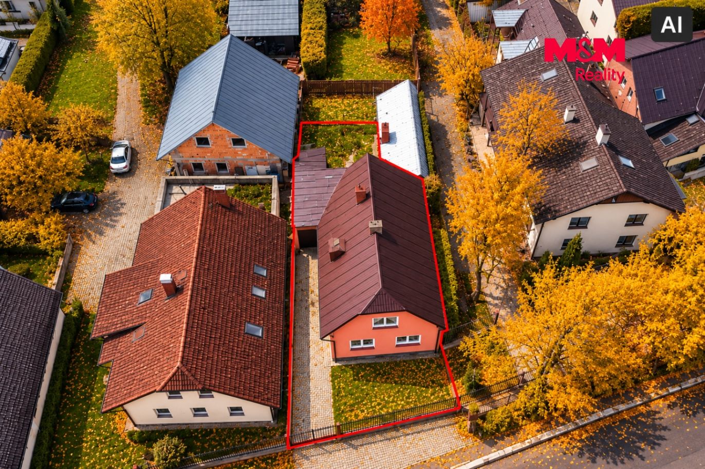 Podzimní letecký pohled na dům.png