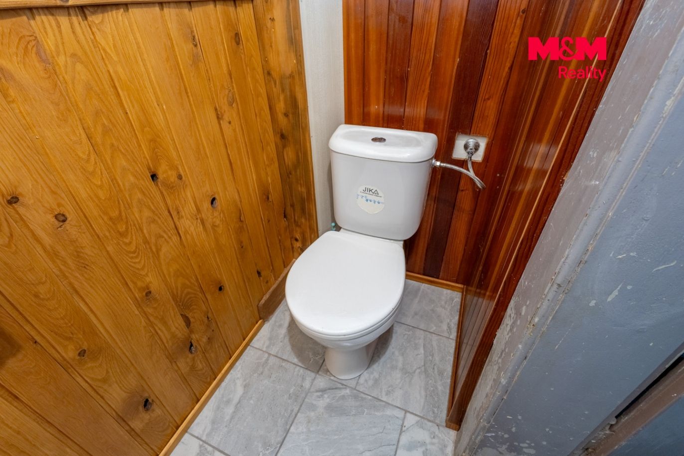WC u vstupu na zahradu