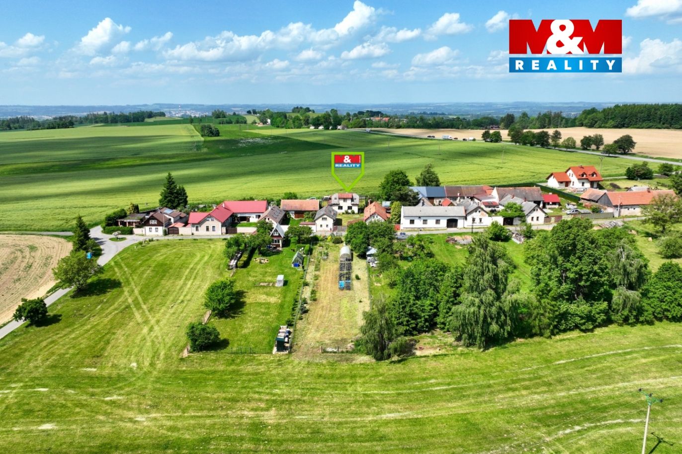 dům a okolí