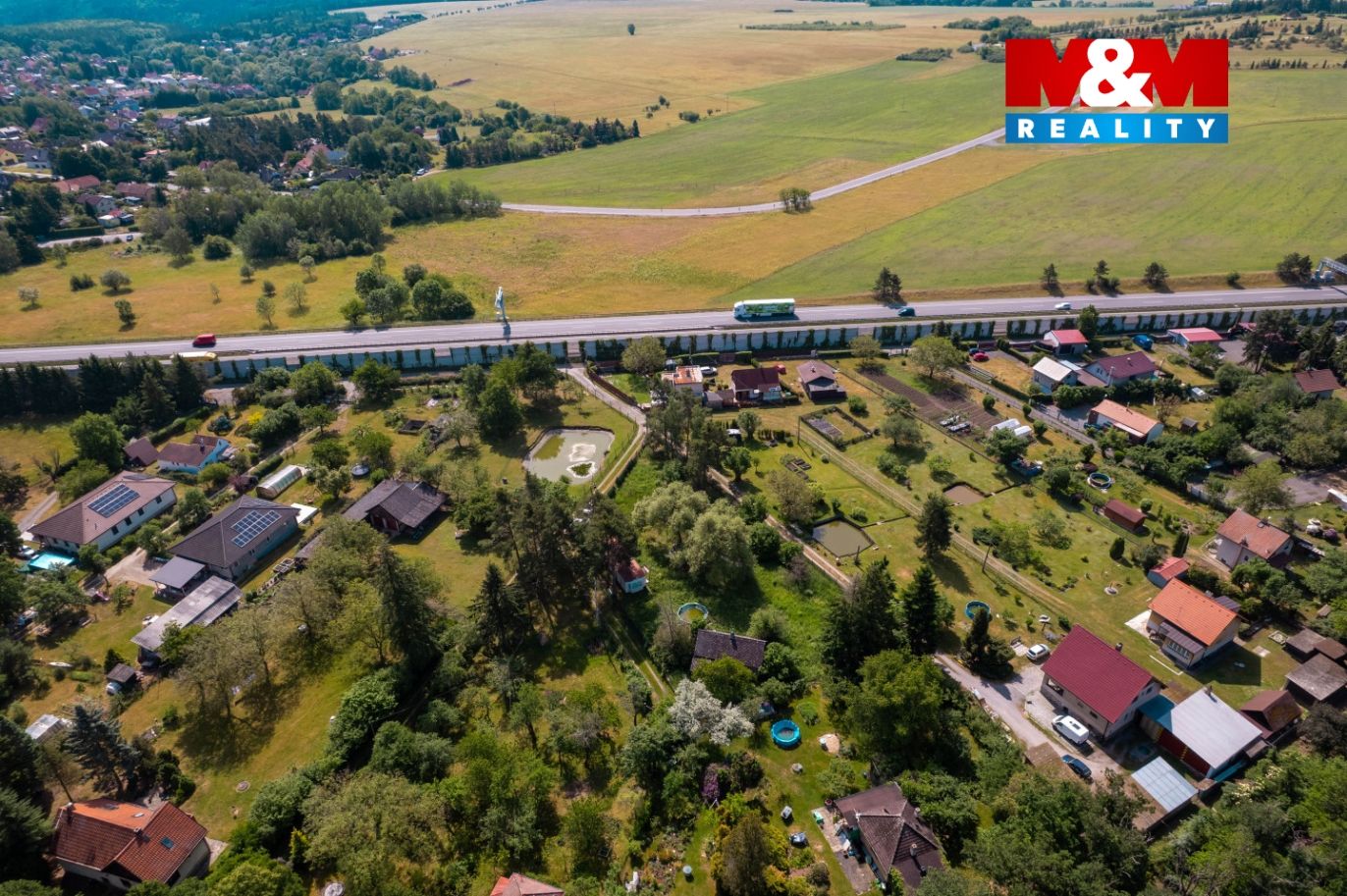 pozemek a okolí