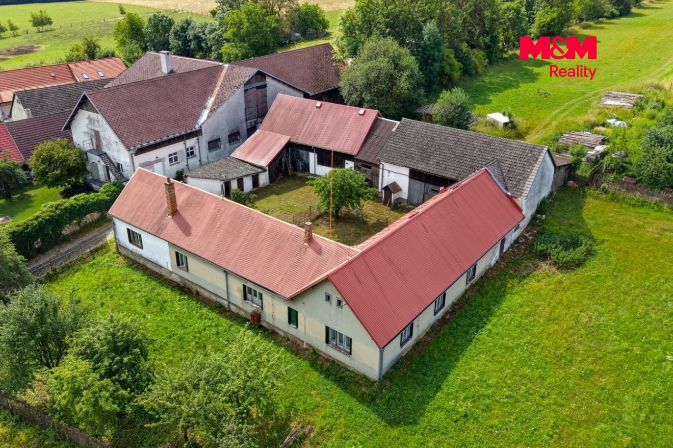 Dům a okolí