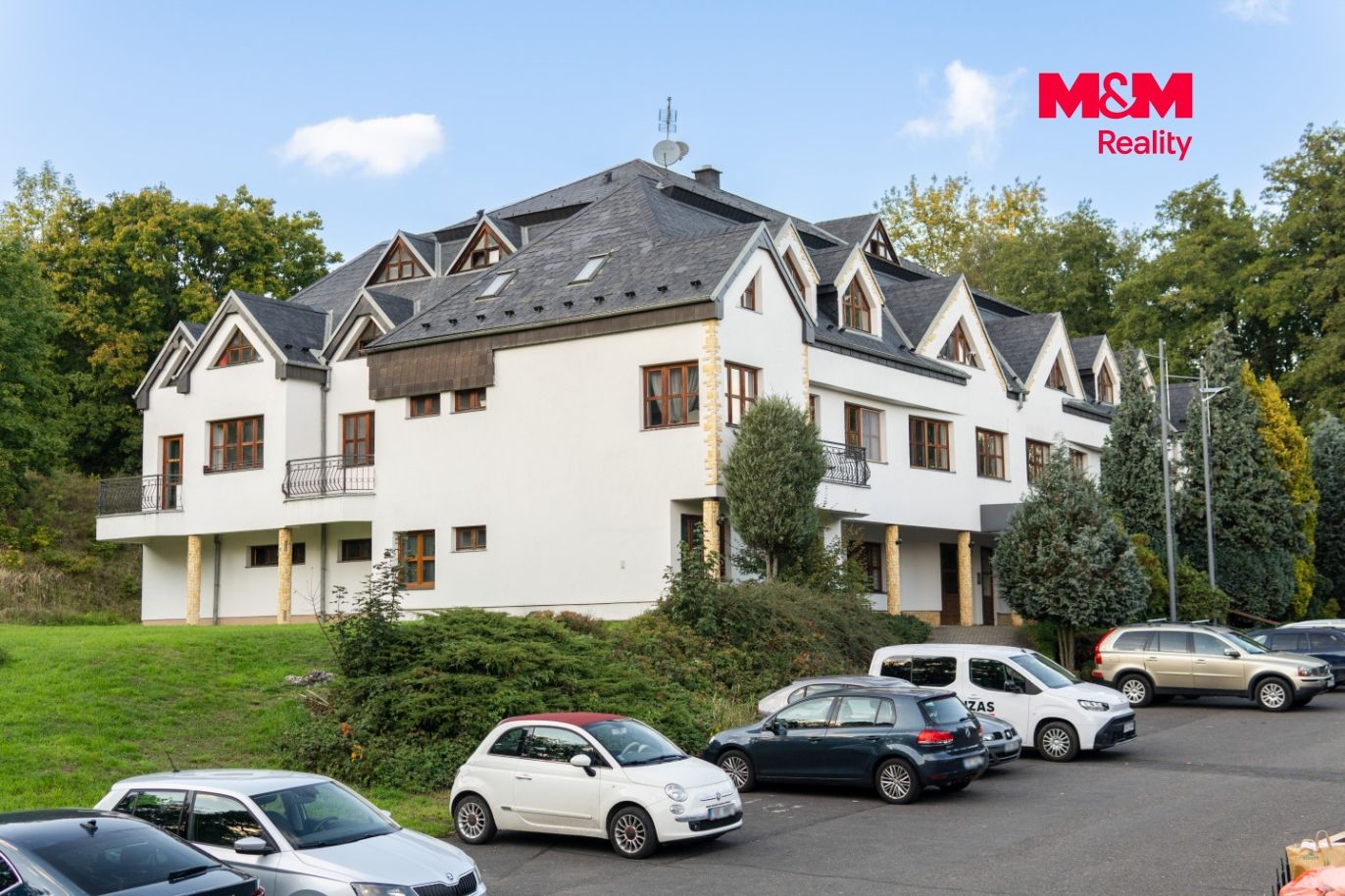 Pohled na rezidenci a parkoviště