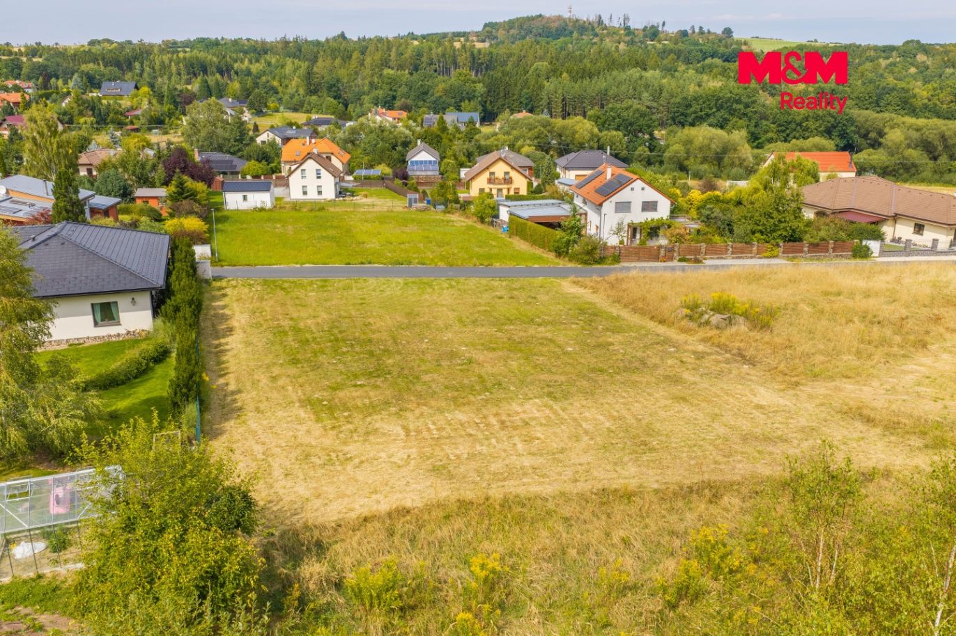 Asfaltová komunikace na severní straně