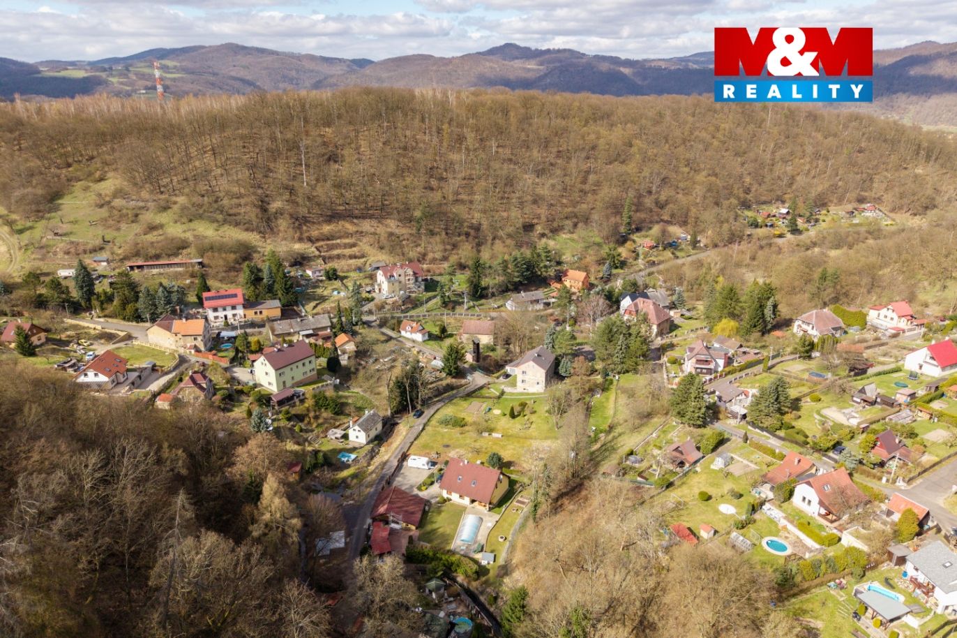 Pohled na pozemek a okolí
