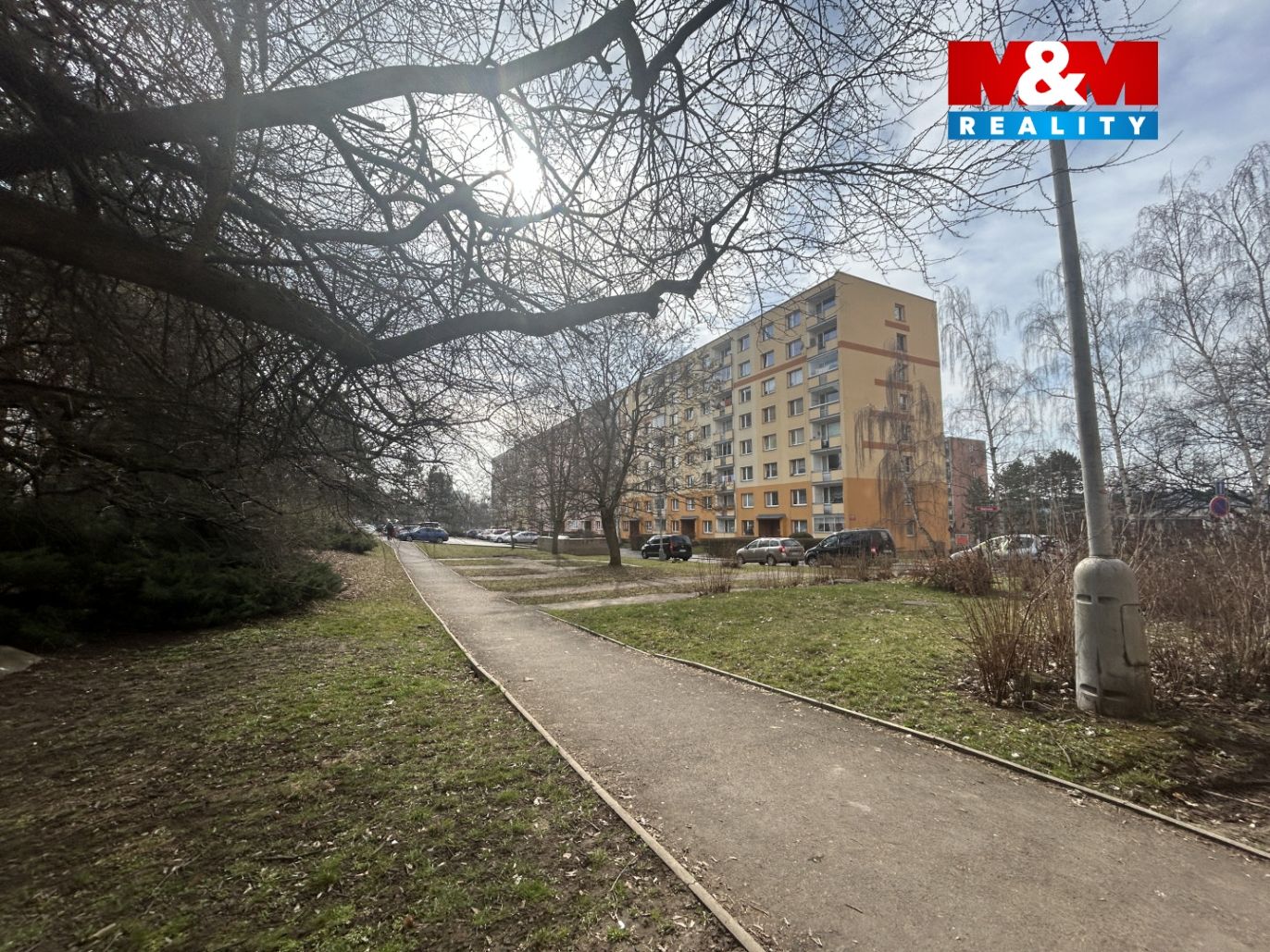 před domem
