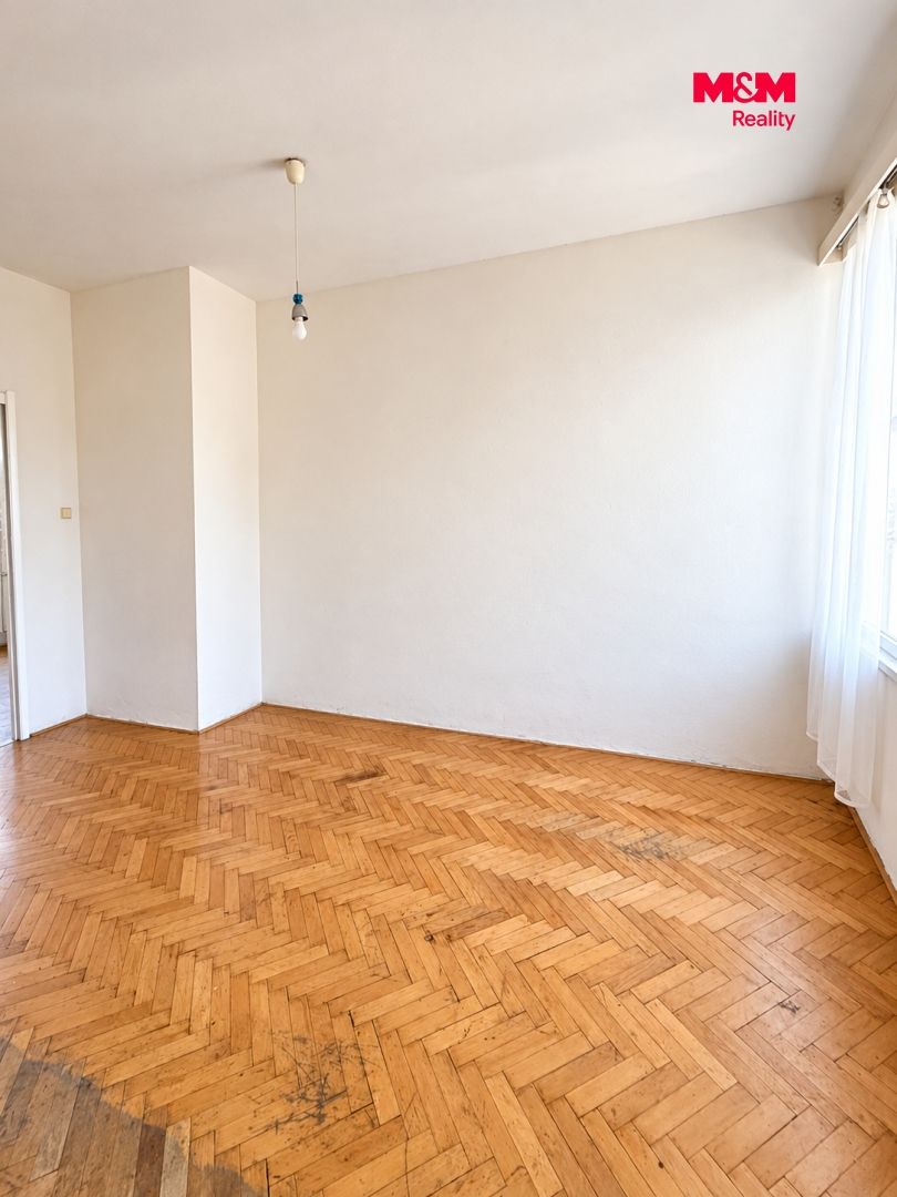 Vyklizený pokoj s původními parketami.png