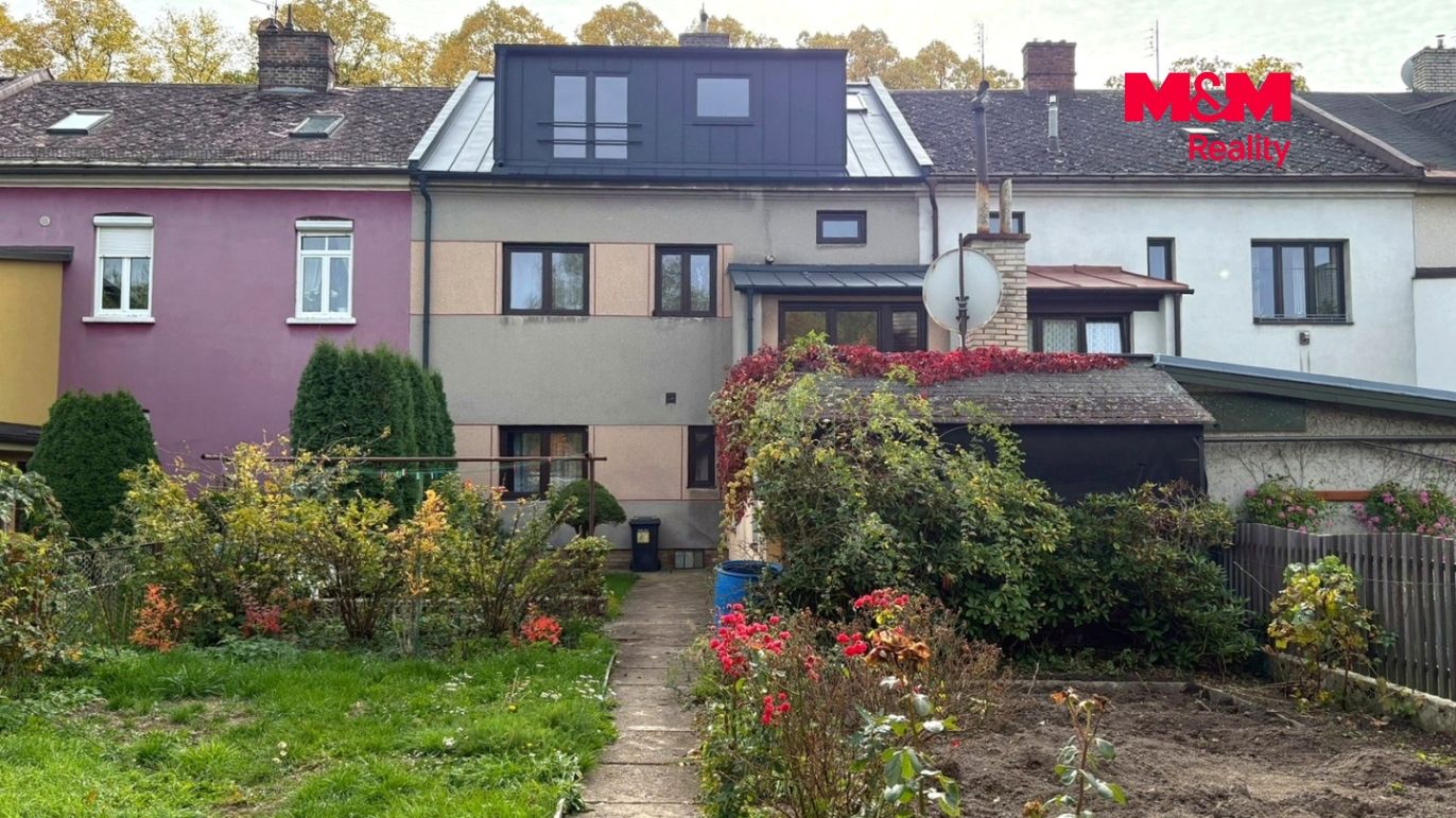 13_Exterier_zadni_fasada_a_zahrada.jpg