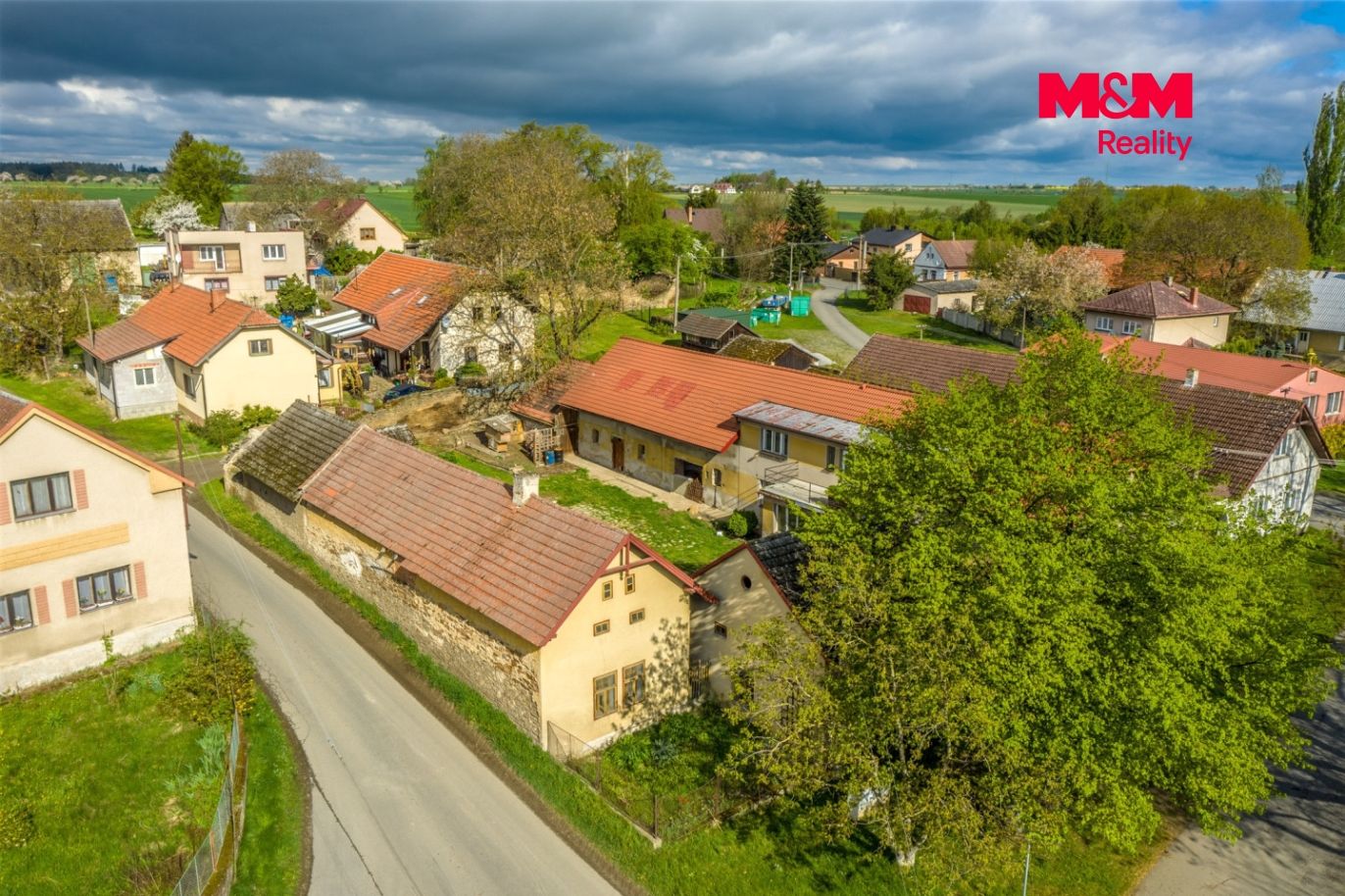 Pohled na dům a okolí