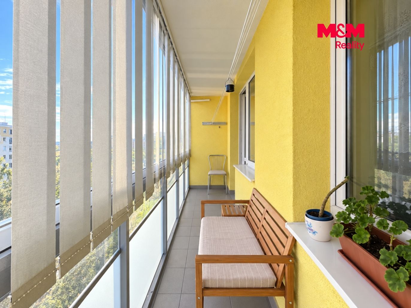 Světlý upravený balkon se zelení.png