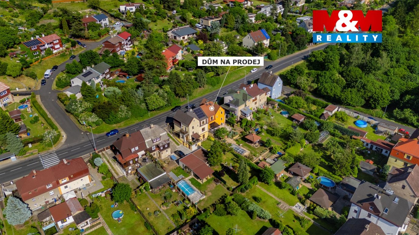 Pohled na dům a okolí