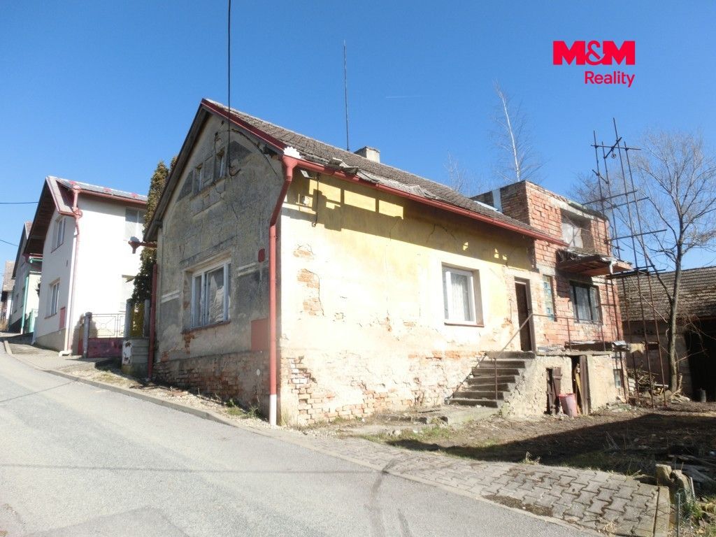 dům s přístavbou
