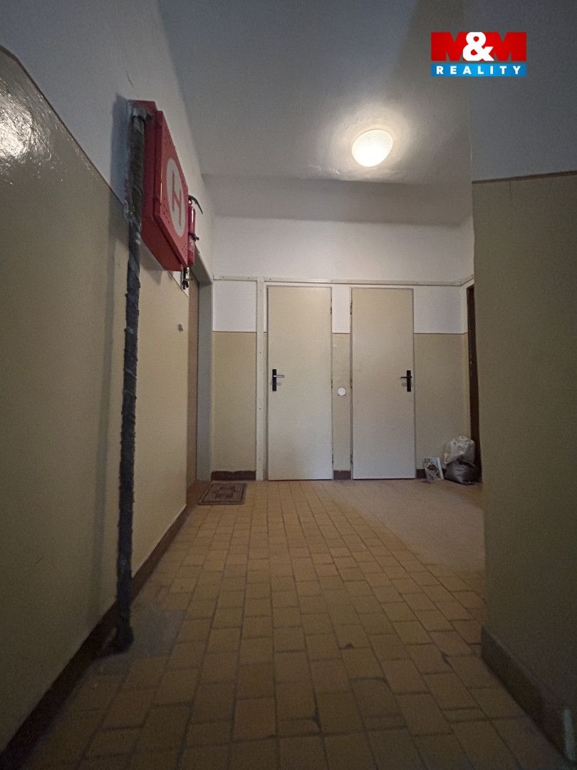 spíž na chodbě u bytu