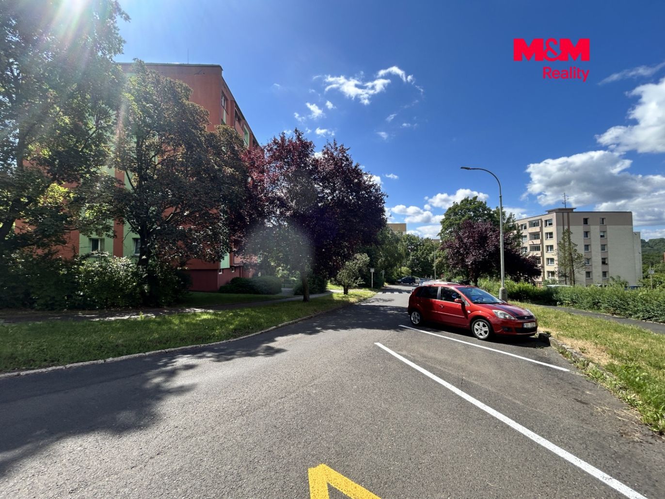 před domem