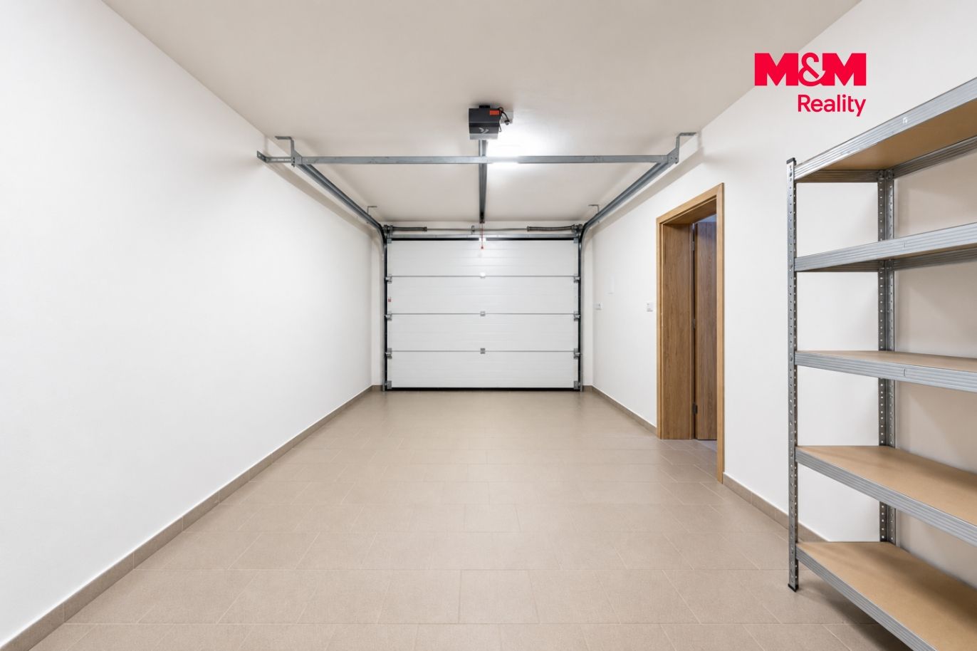 Moderní minimalistická garáž s regály.png