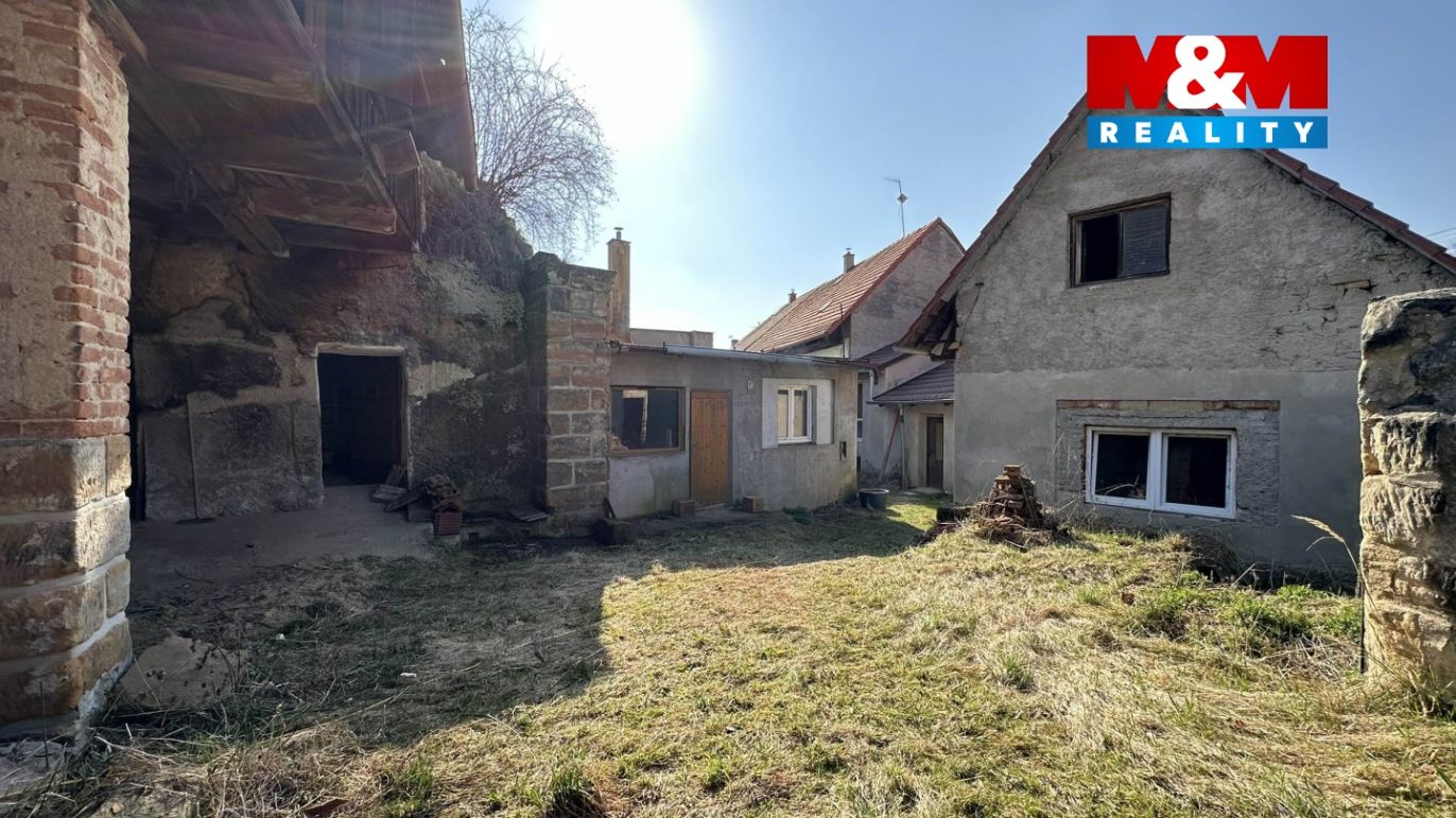 Pohled na dvůr a dům