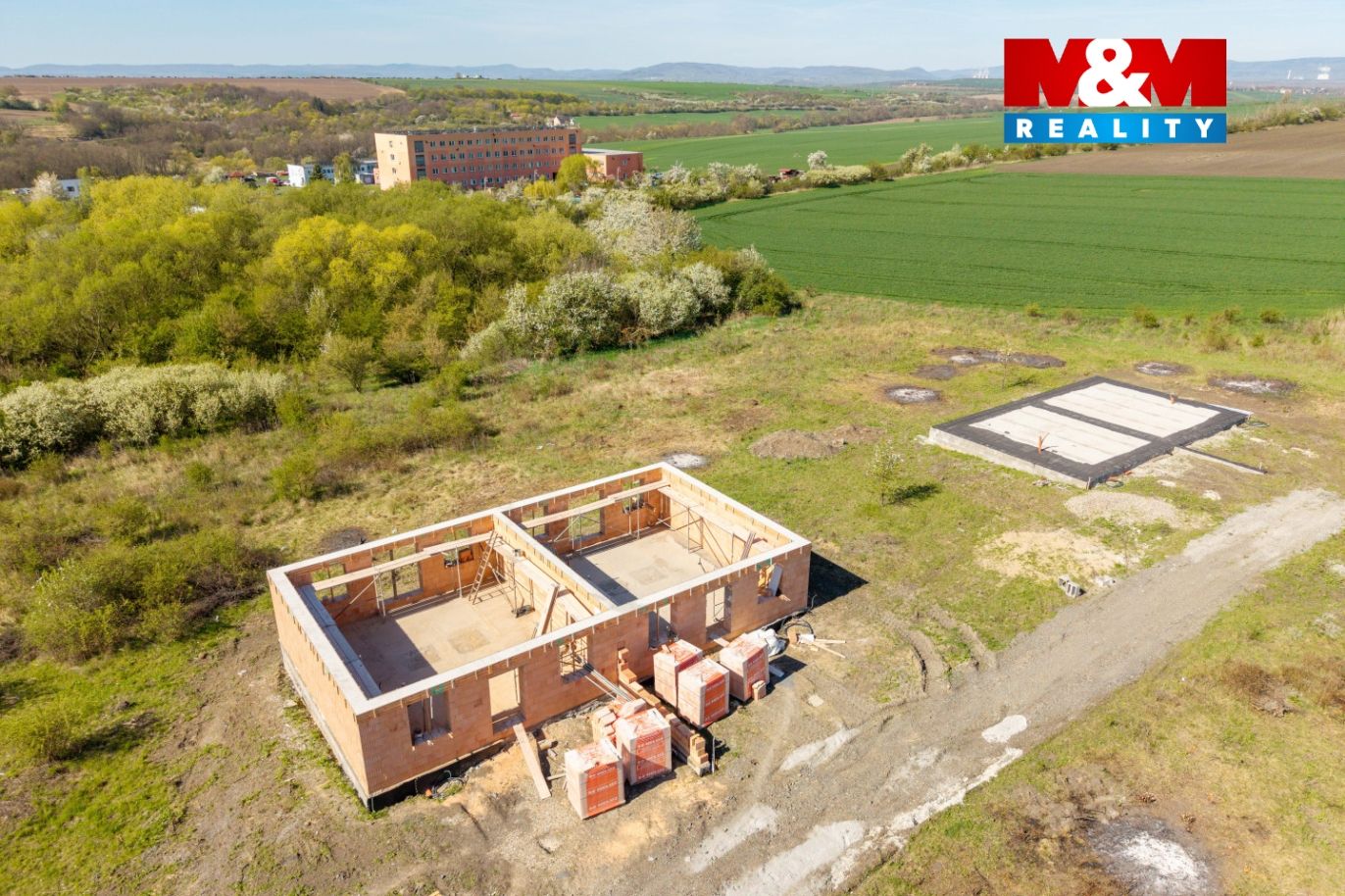 Pohled na nemovitost a okolí