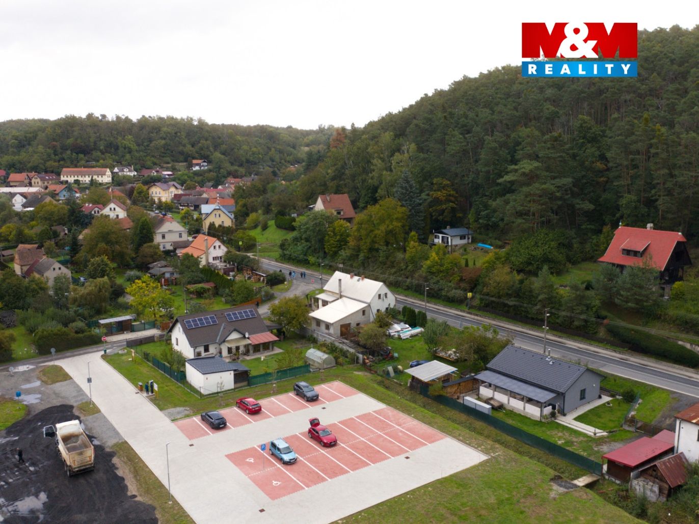 Pohled na nové parkoviště 200 m od nemovitosti