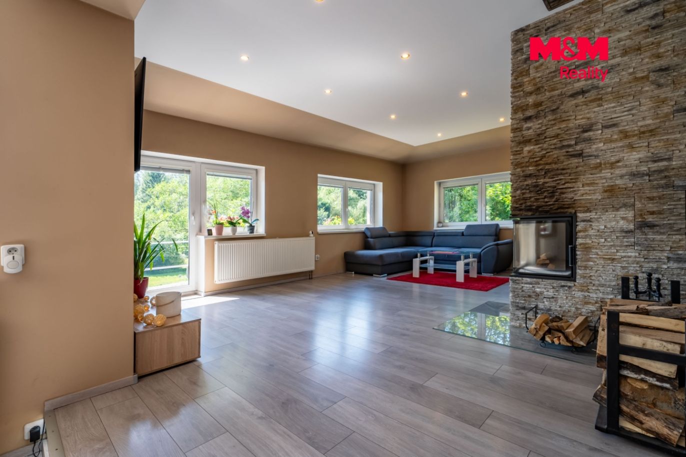 Obývací pokoj s krbem bytu 2+kk 108 m² 