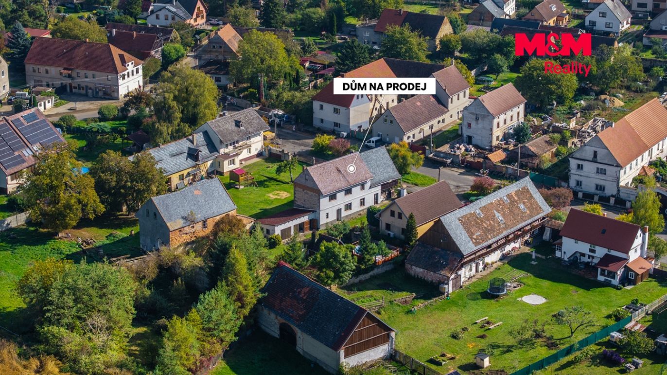 pohled na dům + pozemek
