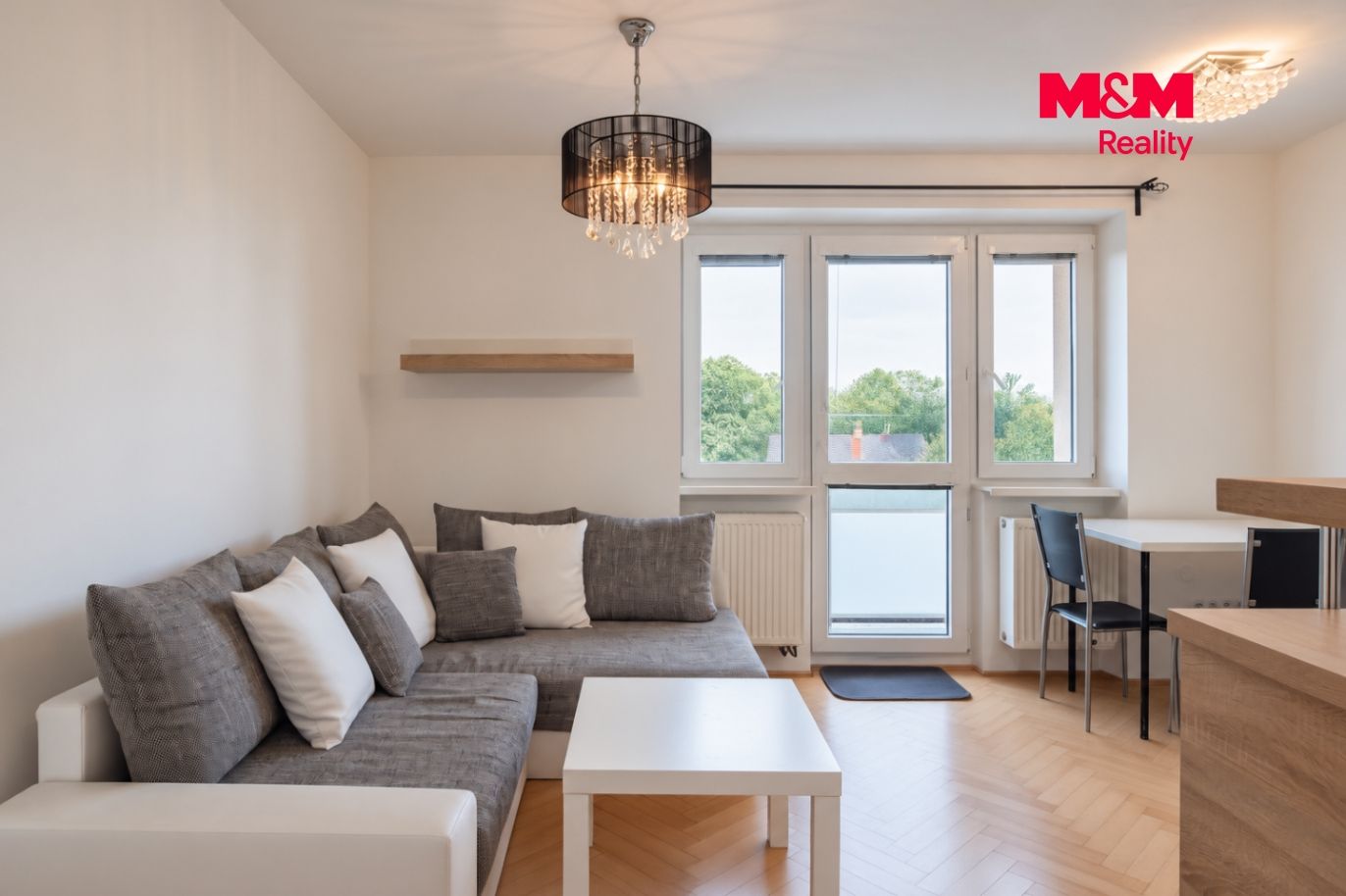 Moderní skandinávský interiér s výhledem na balkon.png
