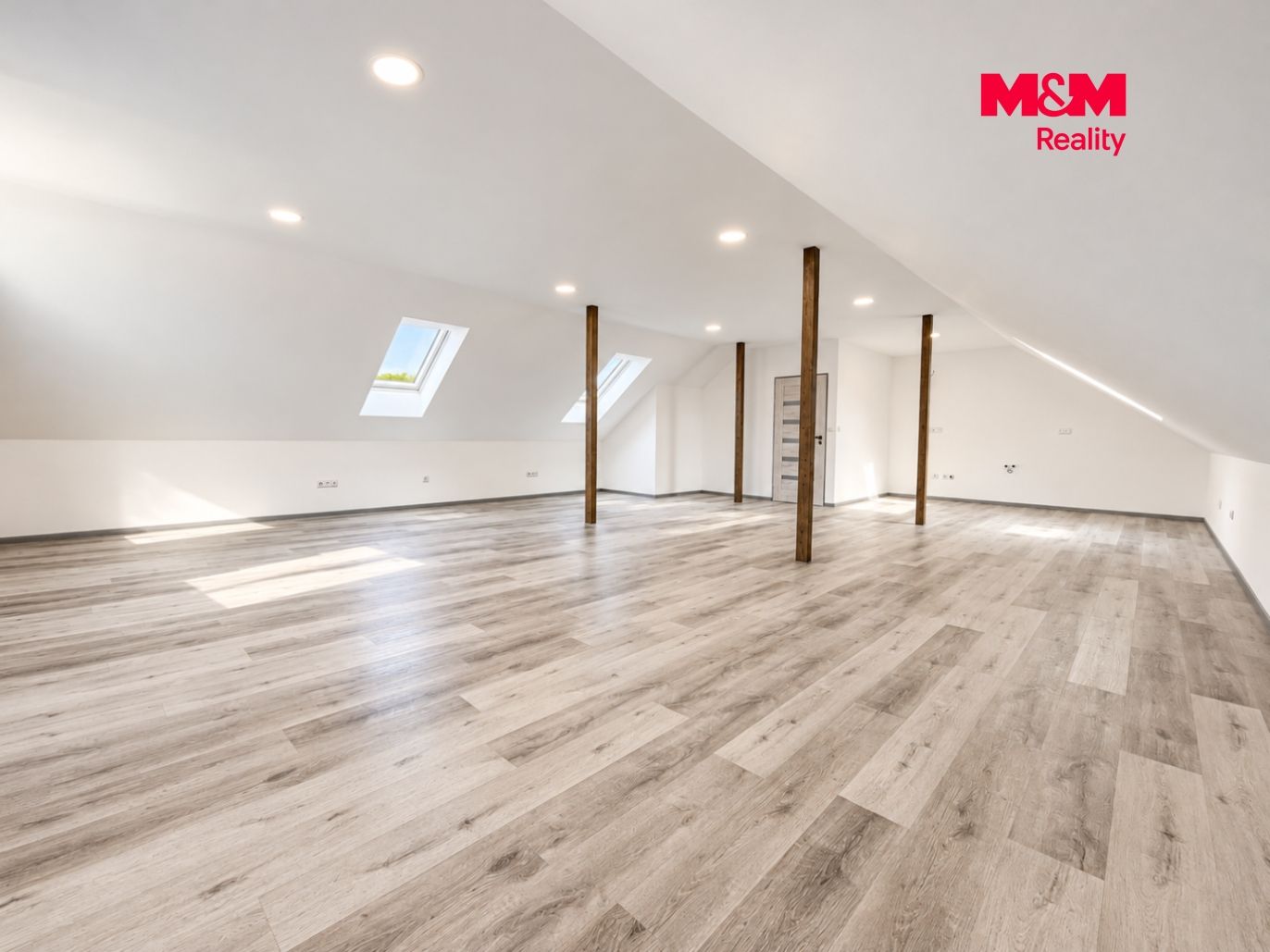 Světlý moderní podkrovní loft.png