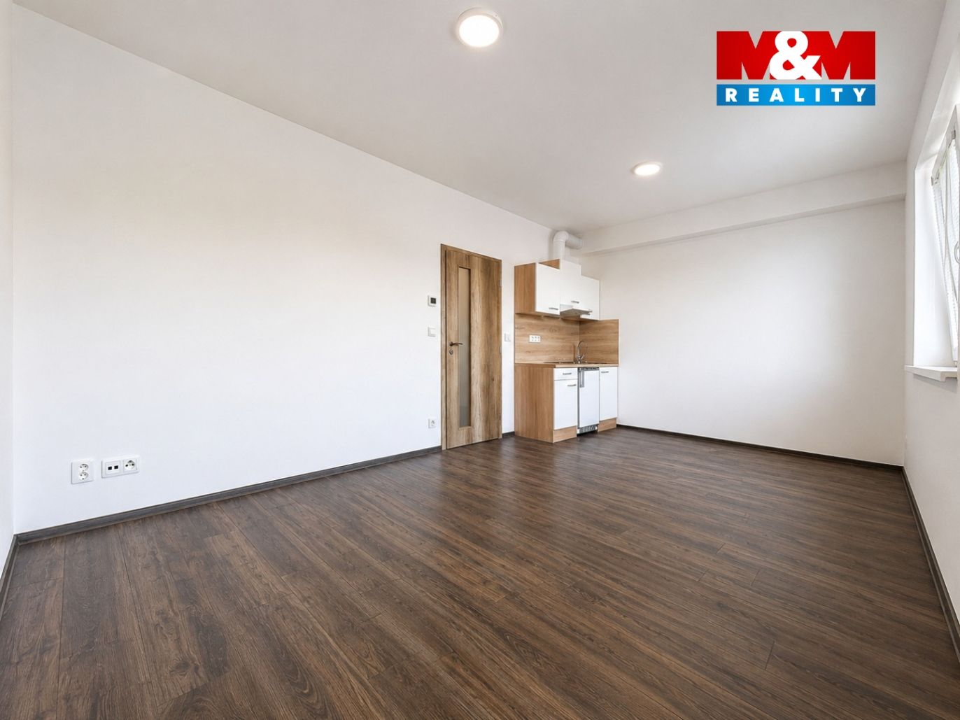 wide_angle_interior_photo_of_an_empty_modern_studi.jpg
