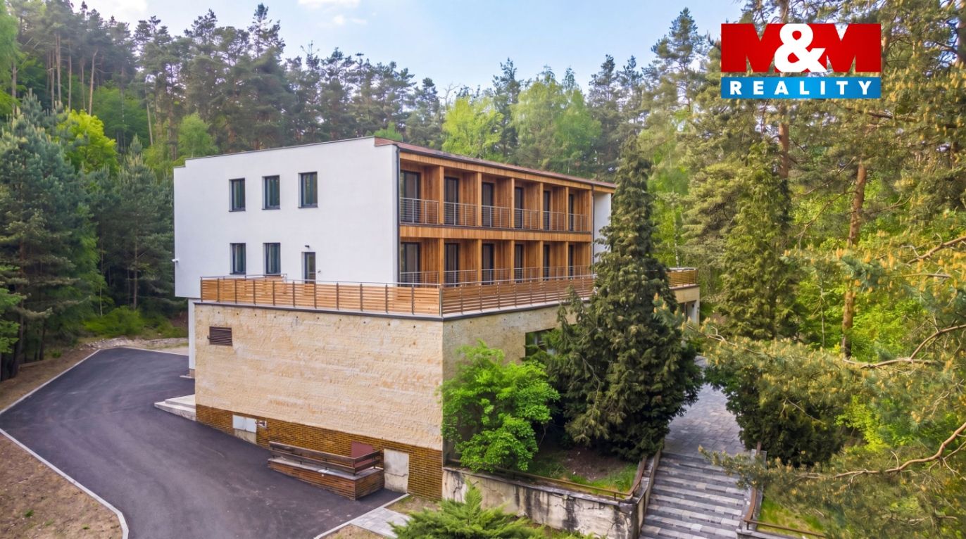 Pohled na dům hlavní 2.jpg