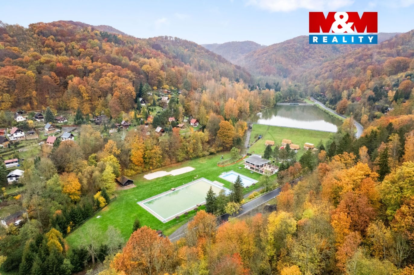 Koupaliště a přehrada v Povrlech.