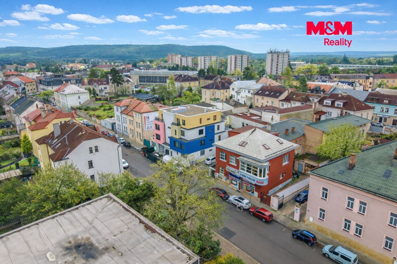 Pohled na dům a okolí