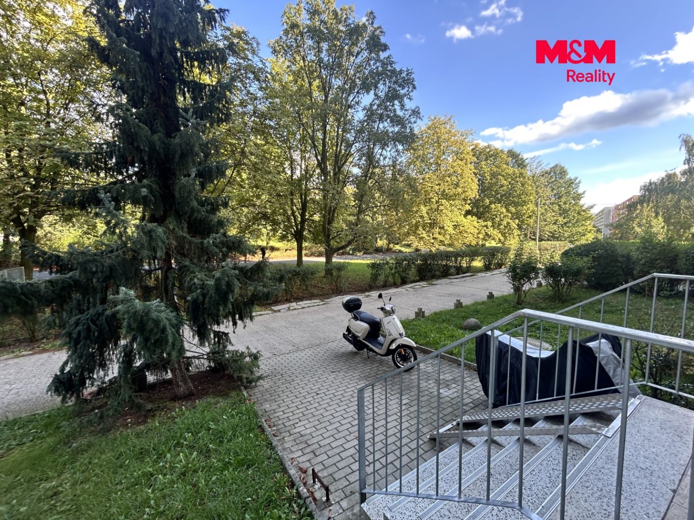 před domem