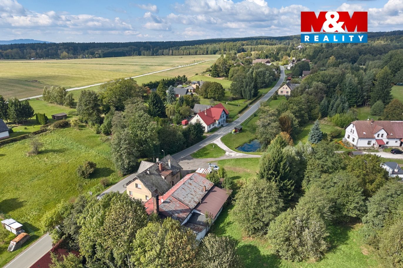 Pohled na dům a okolí