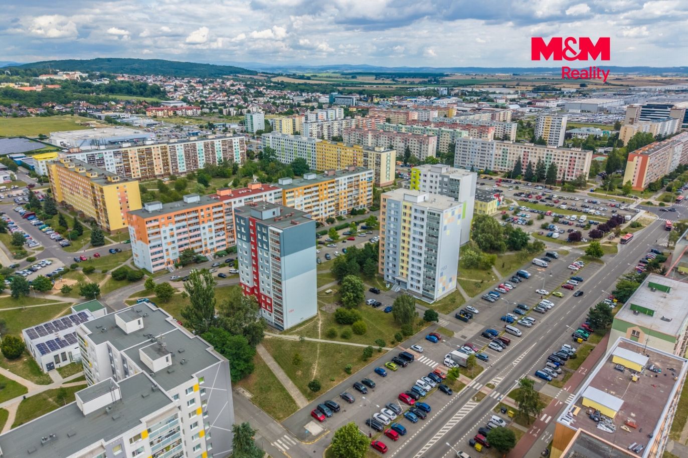 pohled na dům a okolí
