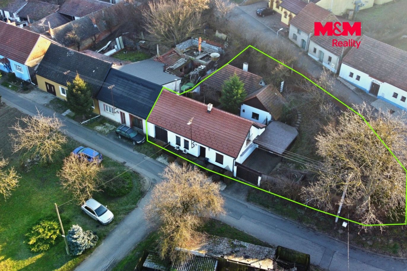 dům a okolí