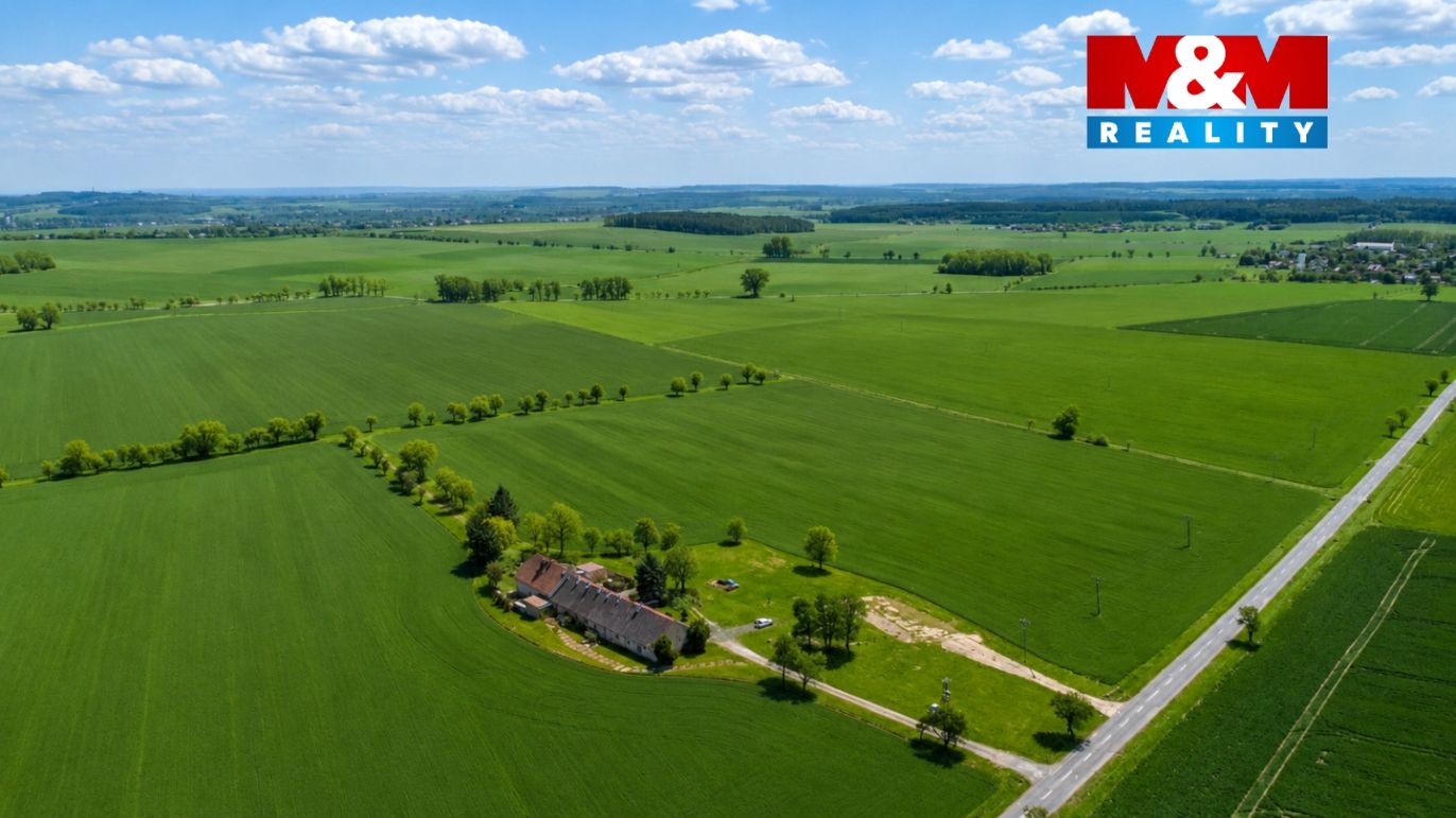 Pozemky se statkem a okolí