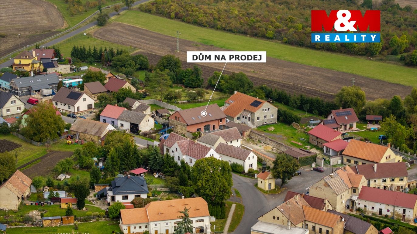 Pohled na dům a okolí