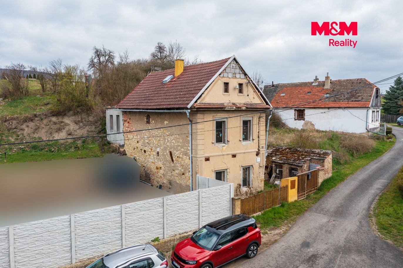 Pohled na dům a okolí
