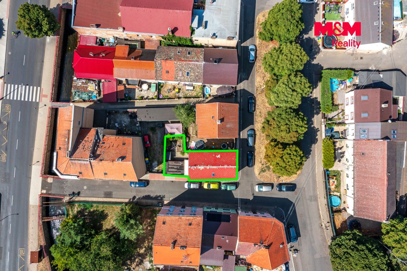 Pohled na dům a okolí