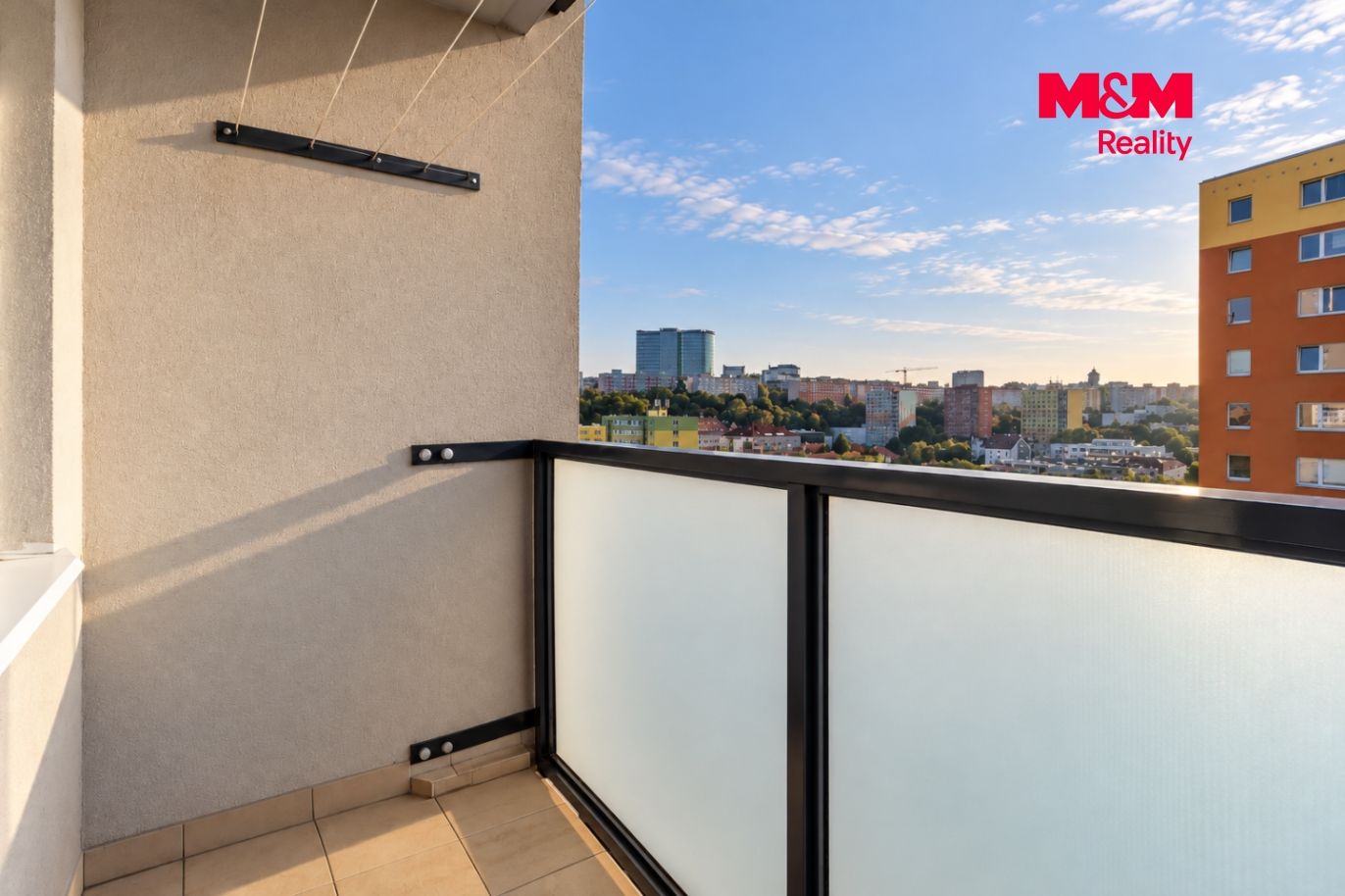 balkon s výhledem na město.png