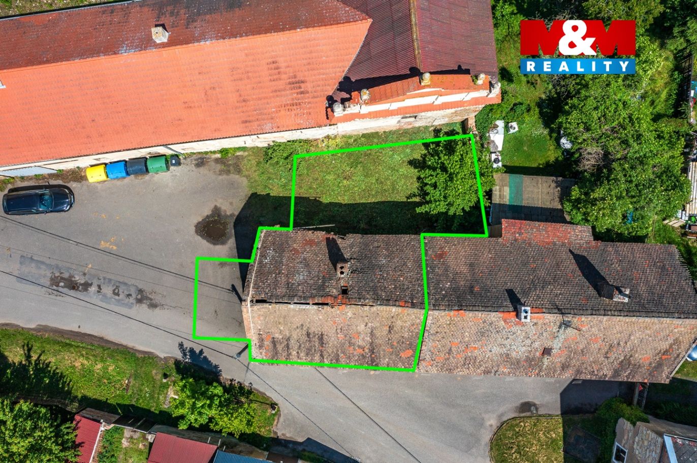 pohled na dům s pozemkem