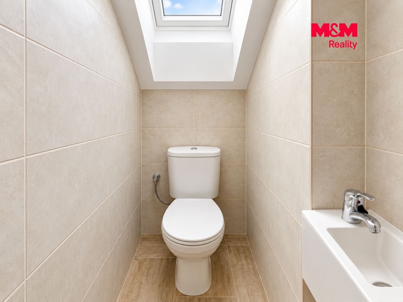 Minimalistické WC pod střešním oknem.png