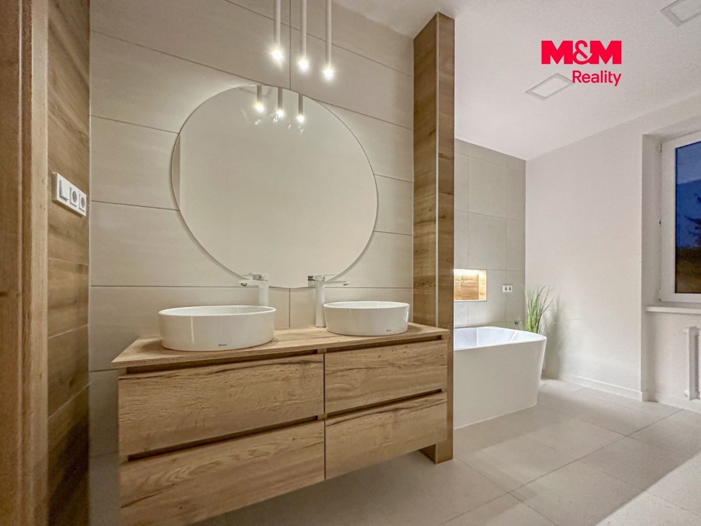 4ae48c4d-ab85-4e27-ae61-1ce135cda88f.jpg
