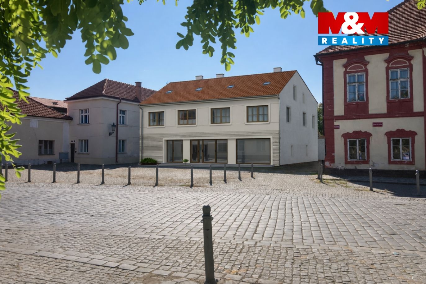 Nová budova na náměstí přední pohled.png